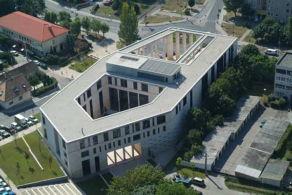 Ez pedig már a budaörsi új Városháza (építészek: Zsuffa Zsolt & Kalmár László)