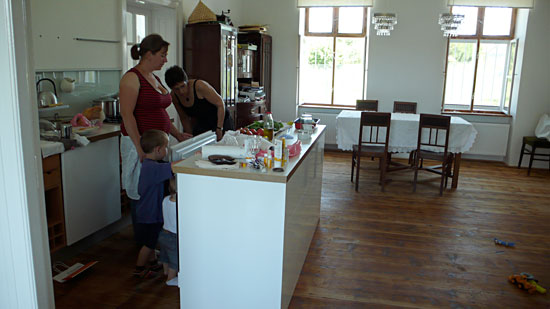 A nappali-konyha. Minden bútor a Vateráról. A fiók, amit Erzsébet csodál, az a frizsider!