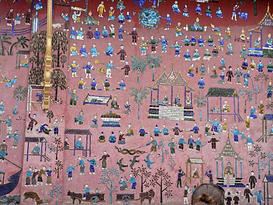 Az egyik legszebb kolostor Luang Prabangban a piacon kapható kendőkre, ágytakarókra, és egyéb mindenféle textíliákra  előszeretettel hímzik ezeket az édes kis figurákat