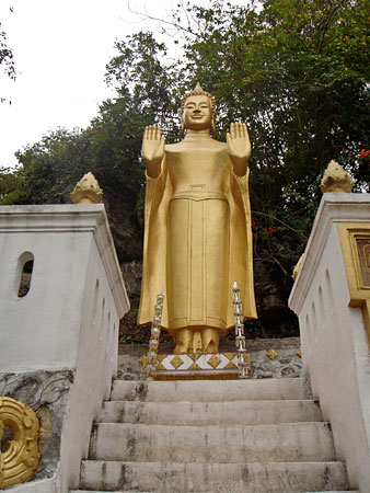 persze láttunk számtalan szép kolostort, de ami az utóbbi félévszázadban született... hát ez a Laos Vegas!