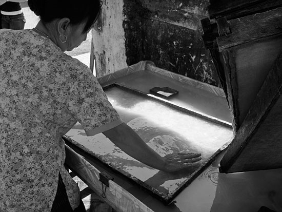 merített papírt csináltak az utcán! (vettünk is egy említésre méltó mennyiséget)