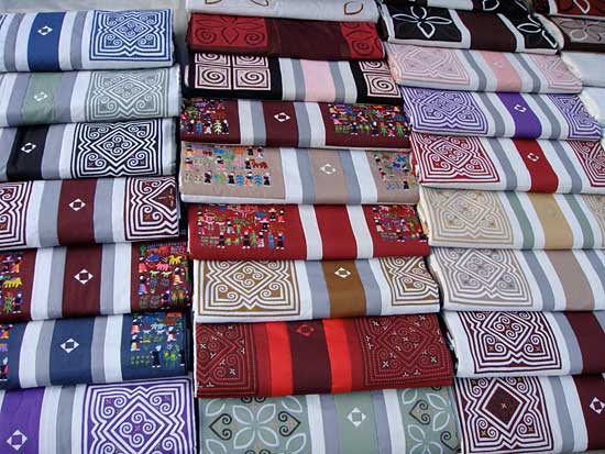 ágytakarók a Luang Prabang-i esti piacon, kézzel szőve-hímezve persze (az itt következő fotók az iPhone-ommal készültak)