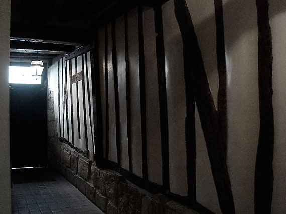 Vojnich kívánságára pár kép Hollán Sándor műtermében. Ez még csak a kapubejáró: a rue Mouffetard-on lakik egy fantasztikus, vagy 250 éves házban...