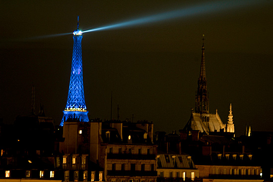 éjszaka az Eiffel torony kéken világít. Vicces.
