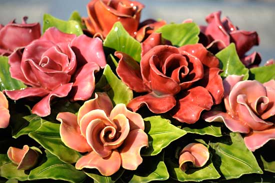 csak kerámia virágok vannak a sírokon