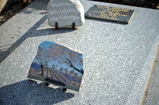 a kolléga kis impresszionista tájképet festett mamája sírjára