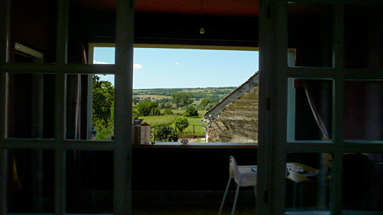 Juli lányomék vettek egy parasztházat Szóládon, és két hónap alatt gyönyörűen felújították. (építész!) Ez a kilátás a nyitott verandáról.