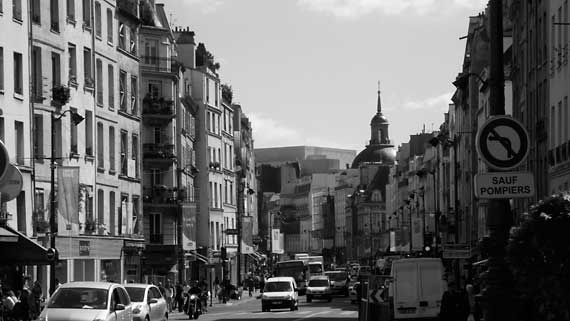 Ez a Rue Saint Antoine (a Rivoli folytatása), az utca végén a házak fölött a Bastille-opera teteje! Ezt is megfotóztam már 4 éve, félek hogy jobban...