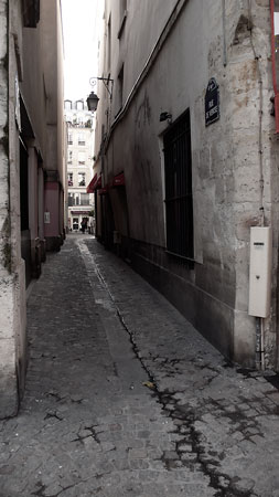 a tévedések elkerülése céljából közlöm, hogy ez egy egészen másik szűk utcácska, szemben a Beaubourg-ral, a rue du Venise.